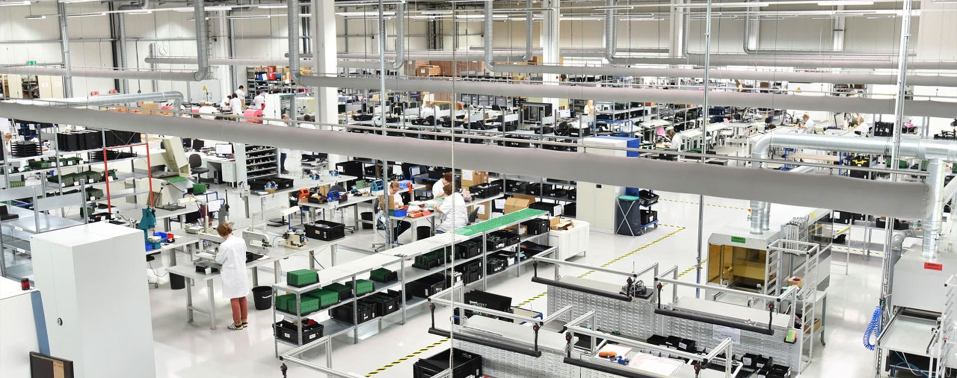 Om verborgen gevaren te voorkomen, moeten politieagenten in de frontlinie anti-snijhandschoenen dragen